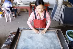 Arte de hacer el papel Do de minoría étnica Muong