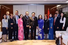 Titular del Parlamento vietnamita se reúne con empresarios chinos