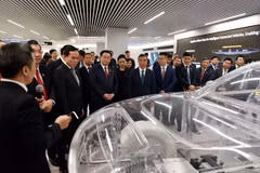 Presidente parlamentario vietnamita se reúne con jefes de principales corporaciones de China