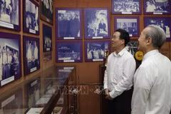 Presidente de Vietnam honra a difuntos dirigentes y extitulares de Estado 