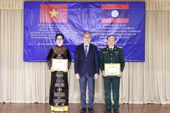 Entregan distinciones honoríficas de Laos a individuos y colectivos médicos vietnamitas
