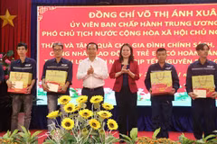 Vicepresidenta vietnamita entrega obsequios de Tet a hogares pobres en Long An