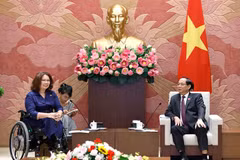 El vicepresidente de la Asamblea Nacional de Vietnam, Tran Quang Phuong, recibe en Hanoi a la senadora estadounidense Tammy Duckworth. (Fuente: VNA)