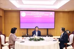 El presidente de la Asamblea Nacional de Vietnam, Tran Thanh Man, y sus homólogos de Laos, Saysomphone Phomvihane, y de Camboya, Khuon Sudary, sostienen un desayuno de trabajo. (Fuente: VNA)