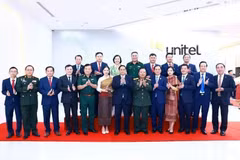 El primer ministro de Vietnam, Pham Minh Chinh, y funcionarios y empleados de Unitel. (Fuente: VNA)