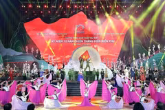 El programa artístico se celebra por motivo del 70 aniversario de la victoria de Dien Bien Phu. (Fuente: VNA)