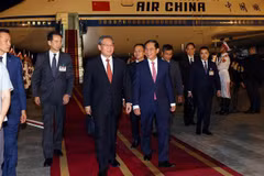 El viceprimer ministro y canciller de Vietnam, Bui Thanh Son, recibe al primer ministro de China, Li Qiang, en el aeropuerto internacional de Noi Bai. (Fuente: VNA)