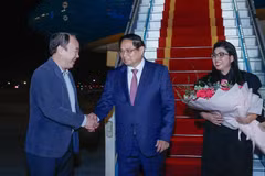 El subjefe de la Oficina Gubernamental, Nguyen Sy Hiep, recibió al primer ministro Pham Minh Chinh y su esposa en el aeropuerto de Noi Bai, Hanoi. (Fuente: baochinhphu.vn)
