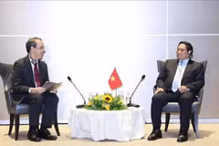 El primer ministro de Vietnam, Pham Minh Chinh, recibe al vicepresidente global del Grupo Embraer, José Serrador. (Fuente: VNA)