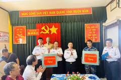 El coronel Ngo Van Thanh, comisario político del Departamento Técnico de la Armada y jefe de la misión de trabajo nº 21 (de pie, en el centro), entrega regalos a los soldados en la plataforma DK1. (Foto: Vietnam +)