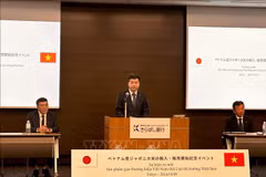 El encargado de negocios de la embajada de Hanoi en Tokio, Nguyen Duc Minh, habla en el evento. (Fuente: VNA)