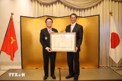 El embajador de Tokio en Hanoi, Ito Naoki, condecora con la Orden del Sol Naciente, Estrella de Oro y Plata, a Hoang Binh Quan, exmiembro del Comité Central del Partido Comunista de Vietnam y exjefe de su Comisión de Relaciones Exteriores. (Fuente: VNA)