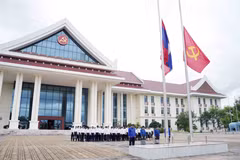 Ceremonia de izamiento a media asta de bandera en la Oficina Central del Partido Democrático Popular de Laos. (Foto: VNA)