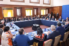 El secretario general del Partido Comunista y presidente de Vietnam, To Lam, conversa con expertos y académicos en la Universidad de Columbia. (Fuente: VNA) 