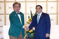 El primer ministro de Vietnam, Pham Minh Chinh, recibe al presidente del Comité de Crecimiento Verde y Neutralidad en Carbono de Corea del Sur, Kim Sang-huyp. (Fuente: VNA)