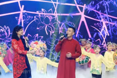 La joven sudafricana Alushka Linh y el cantante vietnamita Ho Trung Dung cantan una canción sobre el Tet en el oeste de Vietnam. (Foto: VTV)