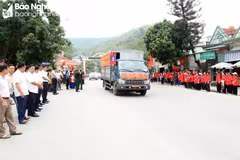 Ceremonia para recibir restos de mártires, combatientes voluntarios y expertos vietnamitas caídos en Laos. (Foto: baonghean.vn)
