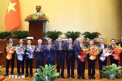 Los líderes del Partido y del Estado felicitan a los nuevos viceprimeros ministros y titulares de Ministerios de Recursos Naturales y Medio Ambiente, y de Finanzas, del Tribunal Popular Supremo y de la Fiscalía Popular Suprema. (Foto: VNA)