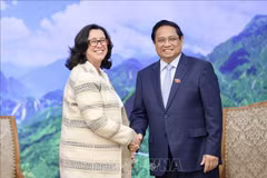 El primer ministro de Vietnam, Pham Minh Chinh, recibe a Manuela V. Ferro, vicepresidenta del BM. (Foto: VNA)