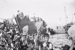 Los habitantes del Norte reciben a funcionarios, soldados y residentes del Sur en el muelle Sam Son, en la provincia central de Thanh Hoa, según el Acuerdo de Ginebra, el 25 de septiembre de 1954. (Foto: Archivo de VNA)