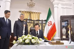 El viceprimer ministro de Vietnam Tran Luu Quang escribe en el libro de condolencias. (Foto: qdnd.vn)
