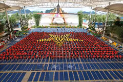 Los participantes forman la imagen de la bandera vietnamita (Foto: VNA)