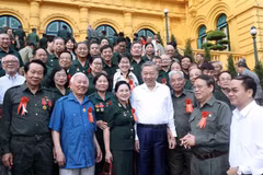 El presidente vietnamita, To Lam, y los exjóvenes voluntarios (Foto: VNA)