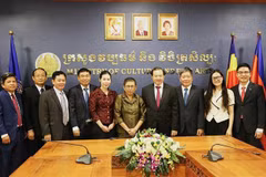 La delegación del Ministerio de Cultura, Deportes y Turismo de Vietnam, encabezada por su subtitlar Ta Quang Dong, se reúne con el ministro de Cultura y Bellas Artes de Camboya, Phoeurng Sackona. (Foto: VNA)