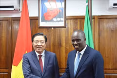 Phan Dinh Trac, miembro del Buró Político, secretario del Comité Central del Partido y jefe de su Comisión de Asuntos Interiores, se reúne con el viceprimer ministro tanzano, Doto Mashaka Biteko. (Foto: VNA)