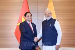 El primer ministro de Vietnam, Pham Minh Chinh (izquierda), y su homólogo indio, Narendra Modi, se reúnen en la Cumbre ampliada del G7 en Hiroshima, Japón, el 20 de mayo de 2023. (Foto: VNA)