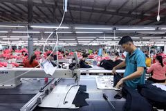 Muchas empresas de confecciones textiles han recibido pedidos hasta el cuarto trimestre. (Foto: VietnamPlus)
