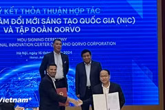 Intercambio del memorando de entendimiento de cooperación entre el NIC y Qorvo. (Foto: Vietnam+)