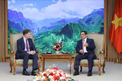 El primer ministro de Vietnam, Pham Minh Chinh (derecha), conversa con Nick Clegg, presidente de asuntos globales de Meta. (Foto: VNA)