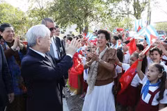 El secretario general del PCV, Nguyen Phu Trong, se reúne con los pobladores y estudiantes cubanos en el busto dedicado al Presidente Ho Chi Minh en el Parque Hoa Binh, La Habana, el 28 de marzo de 2018. (Foto: VNA)