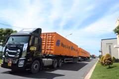Envío de contenedores de Hoa Phat a Hapag-Lloyd. (Foto: VNA)