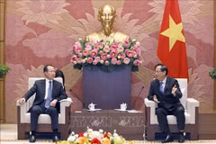 El vicepresidente de la Asamblea Nacional de Vietnam Tran Quang Phuong (derecha) conversa con Fu Ziying, subjefe del Comité de Asuntos Exteriores de la Asamblea Popular Nacional de China. (Foto: VNA)