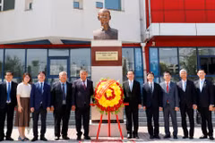 Los delegados colocan flores en el busto del Presidente Ho Chi Minh, en el campus de una escuela local que lleva su nombre. (Foto: sggp.org.vn)