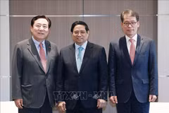 El primer ministro de Vietnam, Pham Minh Chinh (centro); el presidente de la Federación surcoreana de empresas medianas y pequeñas (KBIZ), Kim Ki-moon (izquierda), y el presidente y director ejecutivo del Banco Industrial de Corea del Sur (IBK), Kim Sung-tae. (Foto: VNA)