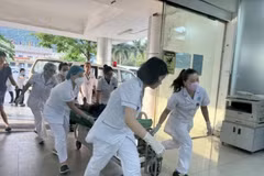 Las víctimas son llevadas al Hospital General de Cam Pha. (Foto: VNA)