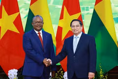 El primer ministro de Vietnam, Pham Minh Chinh (derecha), recibe al presidente de Guinea-Bissau, Umaro Sissoco Embaló. (Foto: VNA) 