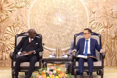 El secretario del Comité Central del PCV y jefe de su Comisión de Relaciones Exteriores, Le Hoai Trung (derecha), recibe a Révérien Ndikuriyo, secretario general del CNDD-FDD, el partido gobernante en Burundi. (Foto: VNA)