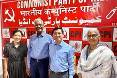 El embajador de Vietnam en la India, Nguyen Thanh Hai (segundo desde la derecha), y el secretario general del PCI, D.Raja (tercero desde la derecha) (Foto: Embajada de Vietnam en la India)