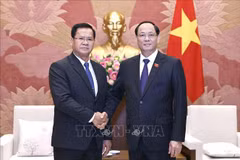 El vicepresidente de la AN de Vietnam, coronel general Tran Quang Phuong (derecha), recibe al teniente general Vongsack Phanthavong, jefe de la Comisión de Defensa y Seguridad de la AN de Laos. (Foto: VNA)