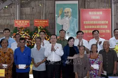 El presidente de la Asamblea Nacional de Vietnam, Tran Thanh Man, junto con las familias beneficiarias de políticas sociales y personas con servicios meritorios en la provincia sureña de Hau Giang. (Foto: VNA)