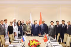 El presidente de la Asamblea Nacional de Vietnam, Tran Thanh Man, y representantes de la Asociación de Amistad Rusia-Vietnam y de la Asociación de Veteranos rusos que participaron en la guerra pasada en Vietnam. (Foto: VNA)