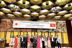 El personal del Consulado General de Vietnam en Osaka posa para una foto de recuerdo. (Foto: VNA)