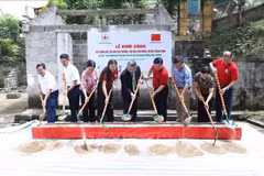 En la ceremonia de inauguración de hoy para la construcción de una nueva cocina semi-internada en la escuela primaria Kim Dong en la provincia de Lang Son. (Foto: VNA)