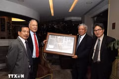 El ex director general de VNA, Tran Mai Huong (segundo, a la derecha), entrega un recuerdo al dirigente nacional del PT, Alberto Anaya Gutiérrez. (Foto: VNA)