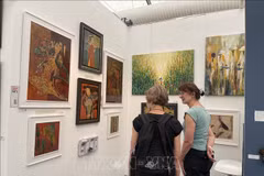El rincón de pintura lacada del artista Phuong Binh atrae a muchos espectadores. (Foto: VNA)