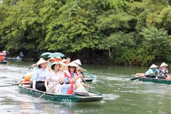 La presidenta del Senado australiano, Sue Lines (con una bufanda) y la vicepresidenta de la Asamblea Nacional, Nguyen Thi Thanh, visitan el sitio de ecoturismo de Trang An en la provincia de Ninh Binh (Foto: VNA)